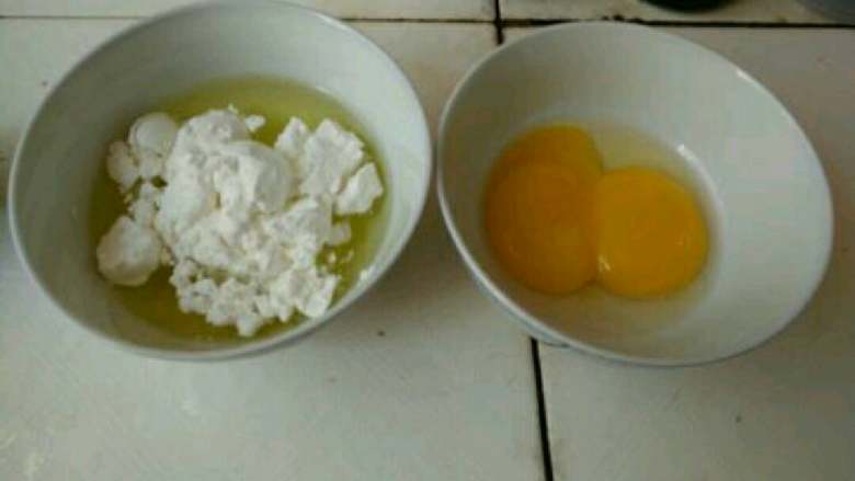 水煮肉片,把两个<a style='color:red;display:inline-block;' href='/shicai/ 9'>鸡蛋</a>的蛋黄和蛋清分离，蛋清与五勺生粉搅匀。