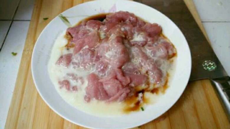 水煮肉片,把搅匀的蛋清加入<a style='color:red;display:inline-block;' href='/shicai/ 692'>酱油</a>和<a style='color:red;display:inline-block;' href='/shicai/ 718'>料酒</a>各一勺跟里脊肉一起搅拌，腌制代用。