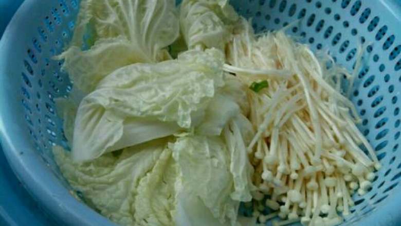 水煮肉片,把<a style='color:red;display:inline-block;' href='/shicai/ 112'>小白菜</a>和<a style='color:red;display:inline-block;' href='/shicai/ 234'>金针菇</a>洗净代用。