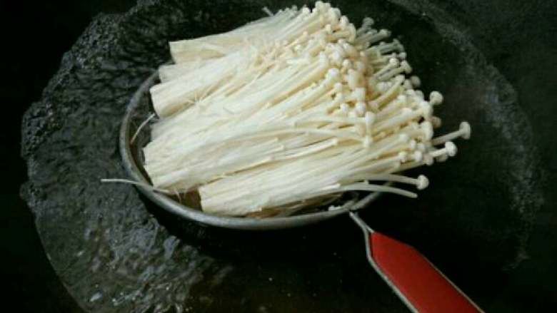 水煮肉片,把小白菜和金针菇放入沸腾的水中过两分钟，金针菇一分钟。