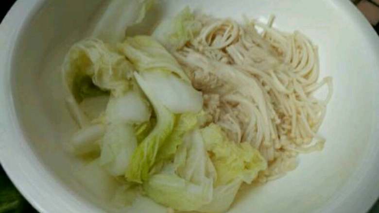 水煮肉片,把过完水的小白菜和金针菇放入盘中备用。