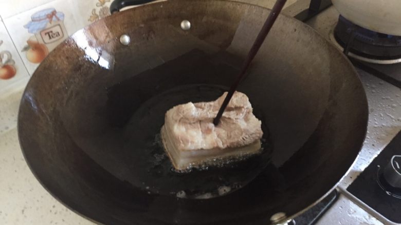 四川烧白(也叫梅菜扣肉),五花肉放油锅内炸,只炸猪皮那一面
