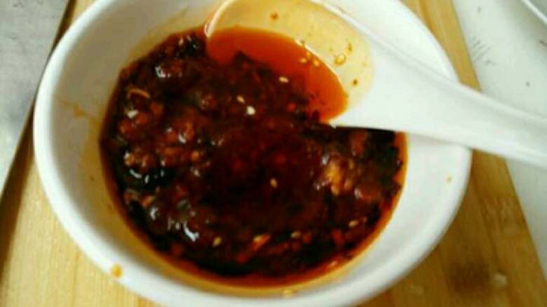 水煮肉片,把酱油、耗油、<a style='color:red;display:inline-block;' href='/shicai/ 852'>辣椒油</a>、<a style='color:red;display:inline-block;' href='/shicai/ 10084'>老干妈</a>、<a style='color:red;display:inline-block;' href='/shicai/ 705'>豆瓣酱</a>、<a style='color:red;display:inline-block;' href='/shicai/ 6854'>香辣酱</a>、川味油辣子各一勺拌匀。