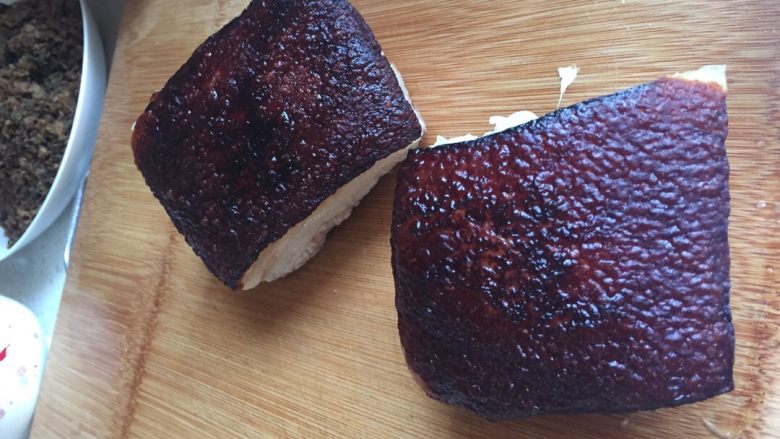 四川烧白(也叫梅菜扣肉),炸成上图这样起锅