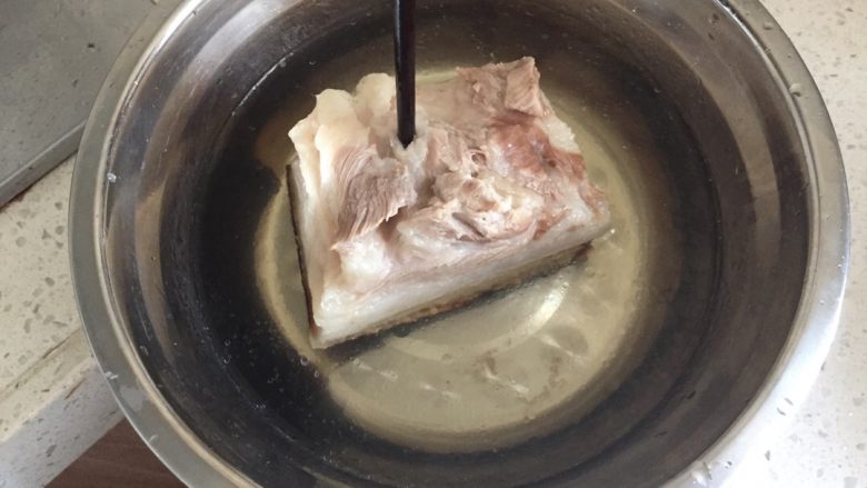 四川烧白(也叫梅菜扣肉),起锅后的五花肉放入凉水或冰水中浸泡猪皮面