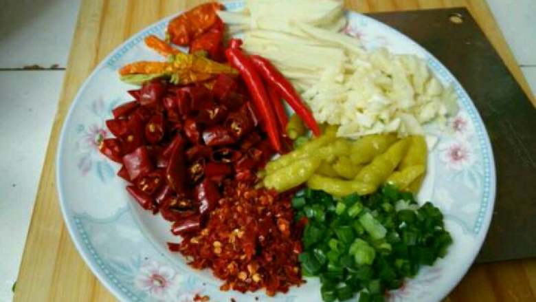 水煮肉片,<a style='color:red;display:inline-block;' href='/shicai/ 37'>姜</a>切丝、<a style='color:red;display:inline-block;' href='/shicai/ 2795'>蒜头</a>拍泥，其他的洗净，放入盘中备用。