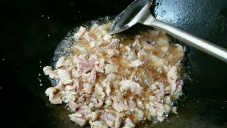 水煮肉片,锅热至八分热，放入少量食用油，里脊肉下锅炸五分钟。