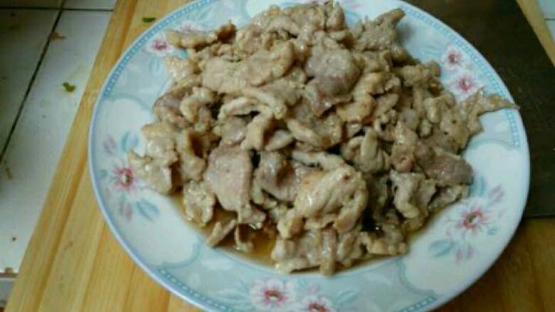 水煮肉片,炸好后放入盘中备用。