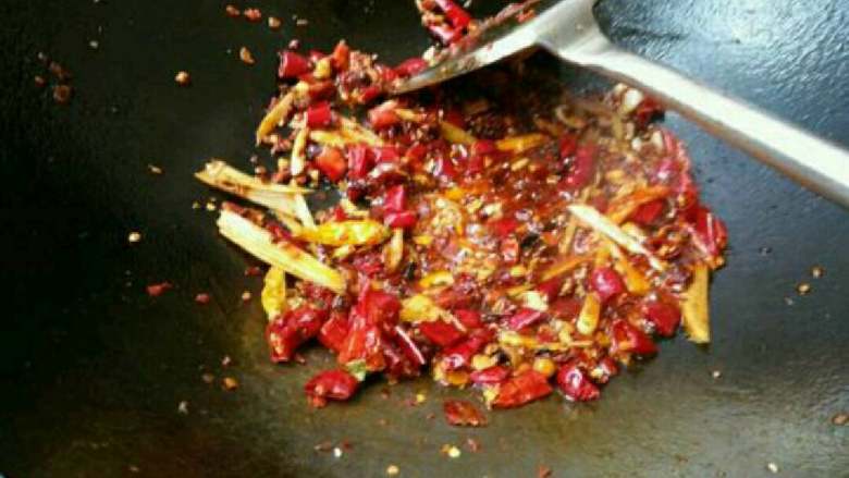 水煮肉片,把刚刚的姜、<a style='color:red;display:inline-block;' href='/shicai/ 3250'>葱</a>、蒜等等和调料放入锅中炒出红油。