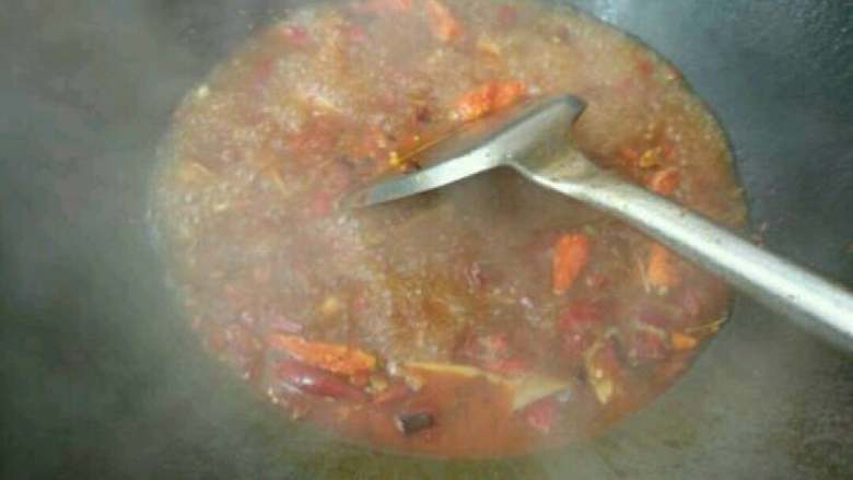 水煮肉片,在锅中倒入三分之一的开水。