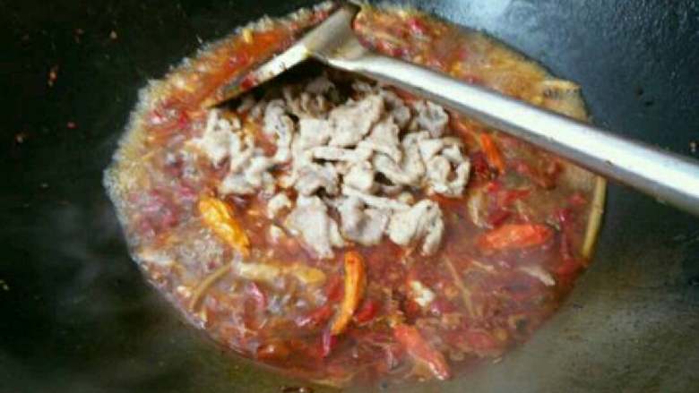 水煮肉片,把里脊肉放入锅里，煮五分钟左右。