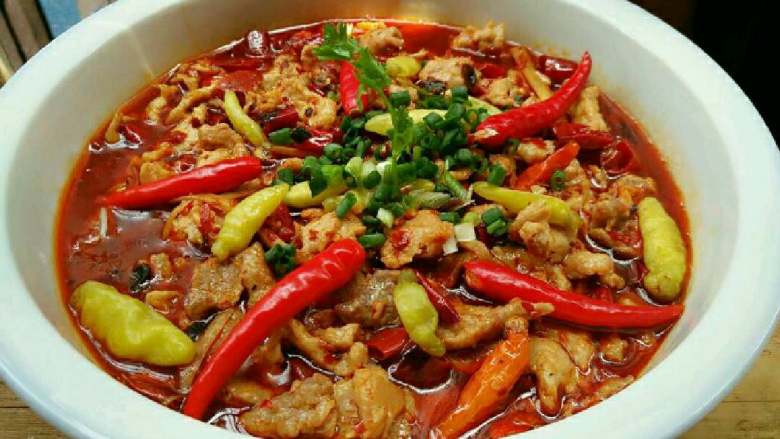 水煮肉片,煮好后放入盘中后撒上一点<a style='color:red;display:inline-block;' href='/shicai/ 131'>香菜</a>，一碗麻麻辣辣的水煮肉片就好了！