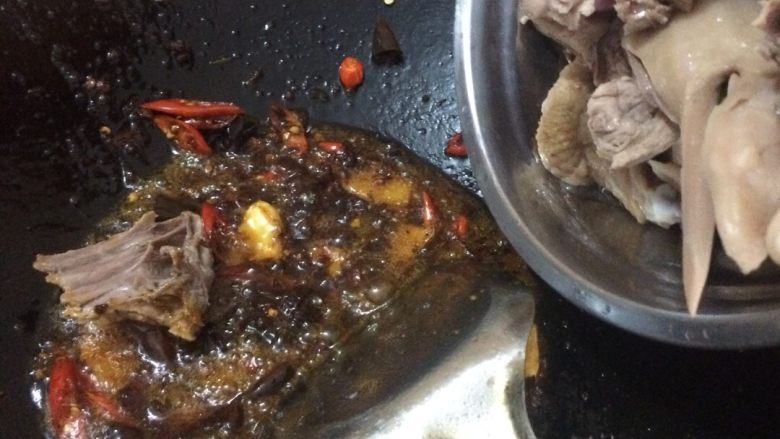 啤酒鸭,倒入鸭子,