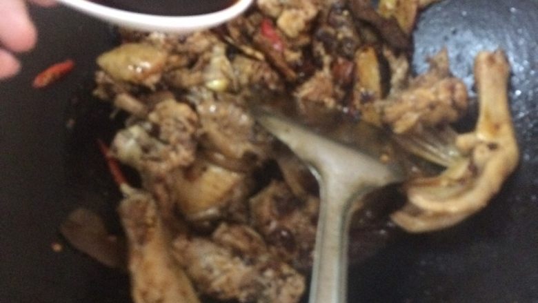 啤酒鸭,翻炒到每一块鸭肉,都沾到了料,然后就加入两勺生抽,一勺老抽