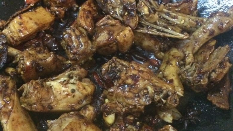 啤酒鸭,继续翻炒,炒到,鸭肉已经上色,显然的跟上一个图的颜色不一样。