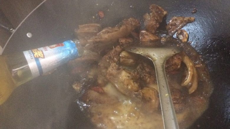 啤酒鸭,倒入一瓶啤酒,啤酒没有分什么牌子,都可以的