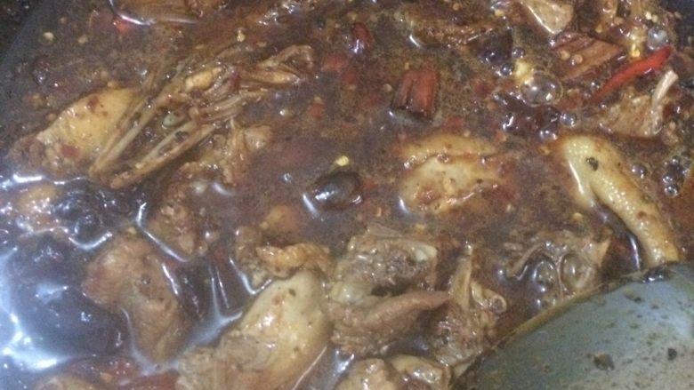 啤酒鸭,啤酒,淹过鸭肉,开小火煮二十分钟。时不时还是看一下