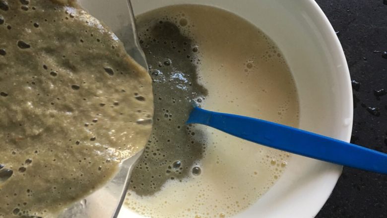 蔬果糊-19,蓮藕、檸檬榨汁後，把糊糊混合在一起