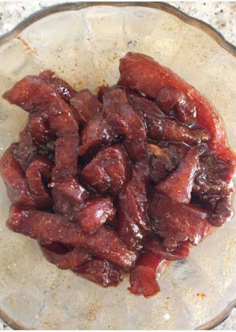 杏鲍菇炒土猪肉,土猪肉切条加生粉、老抽、生抽、五香粉腌制二十分钟。