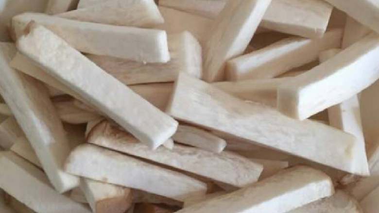 杏鲍菇炒土猪肉,杏苞茹切条