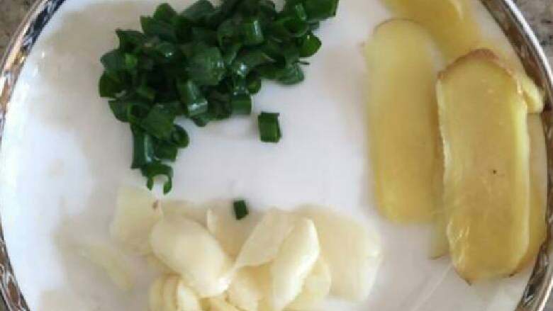 杏鲍菇炒土猪肉,辅类准备好。