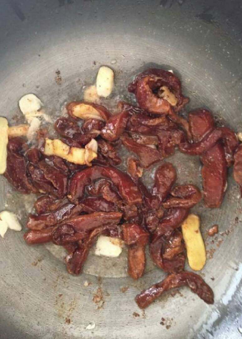 杏鲍菇炒土猪肉,爆香姜片跟蒜瓣，放杏鲍菇拌炒下，在杏鲍菇上，杏鲍菇浸在土猪肉汤汁里，盖上锅盖，大火焖煮。