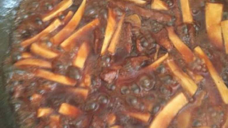 杏鲍菇炒土猪肉,炒煮之后打开锅盖稍稍拌炒下，倒调料汁大火拌炒上色入味，倒入生粉水勾芡，煮到汤汁稠拌炒。
