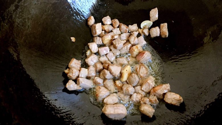 蚝油双椒牛肉贝壳面+#面条变身计划#,热锅冷油,放入牛肉丁爆炒片刻盛出。