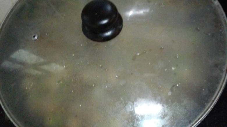 杂蔬焖面#有个故事#,盖上锅盖,让食材慢慢煮