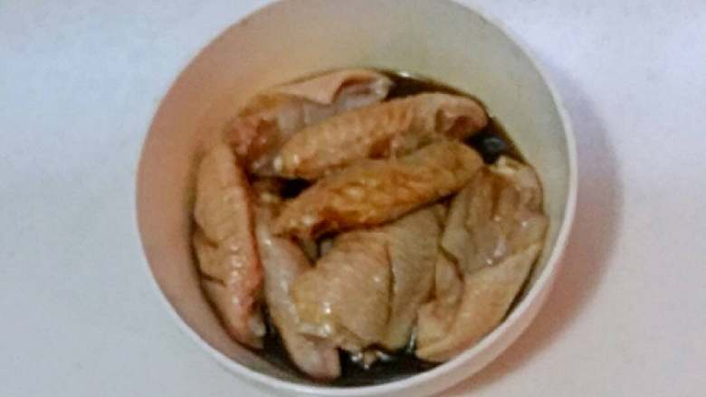 可乐鸡翅,用适量的盐、料酒、<a style='color:red;display:inline-block;' href='/shicai/ 136971'>生姜片</a>腌制半小时左右。