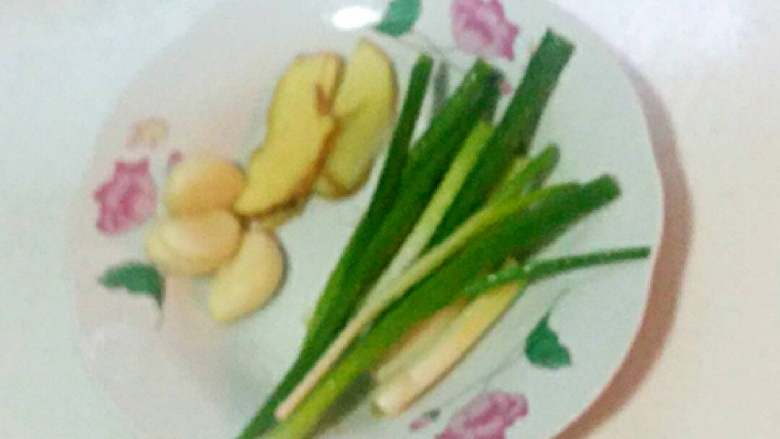 可乐鸡翅,蒜、生姜片、葱段准备好
