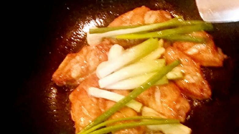 可乐鸡翅,加入葱段、生姜片、蒜瓣炒香