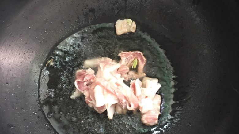沙茶酱炒面#面条变身计划#,锅内倒入适量的油,加热,放入肉片。