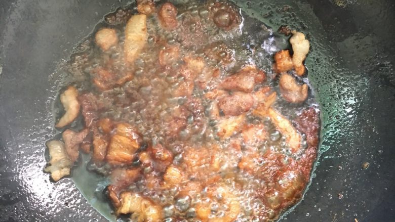 沙茶酱炒面#面条变身计划#,加入两勺生抽,翻炒均匀。