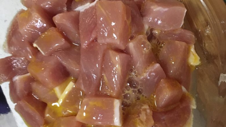 菠萝咕咾肉,用盐和蘑菇精（鸡精味素都可以。只是个人比较喜欢蘑菇精的味道）一个<a style='color:red;display:inline-block;' href='/shicai/ 9'>鸡蛋</a>抓匀！用手抓哦！用手抓会比较匀，而且比筷子搅拌快！腌制5分钟左右！