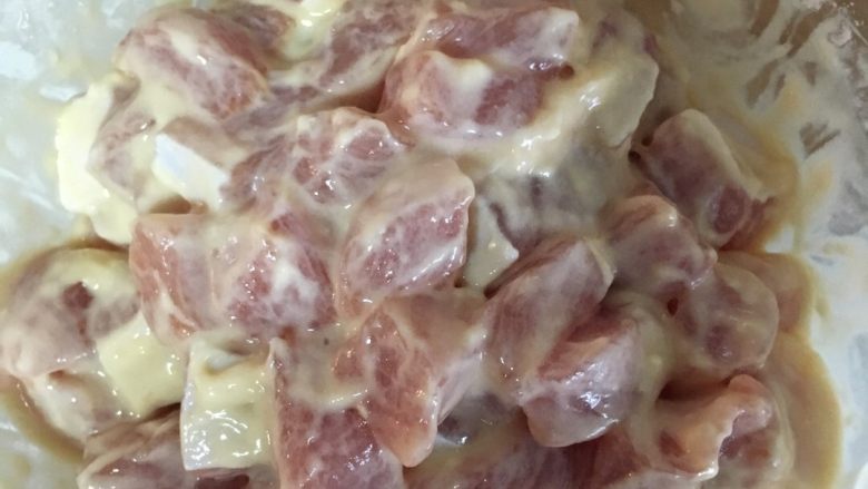 菠萝咕咾肉,腌制过后先放入适当淀粉、面粉（比例是1:1）抓匀！稍微倒入些水！不要太多！照片中的状态就好！