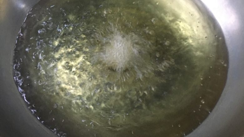 菠萝咕咾肉,油温到了放入肉应该是这样的！