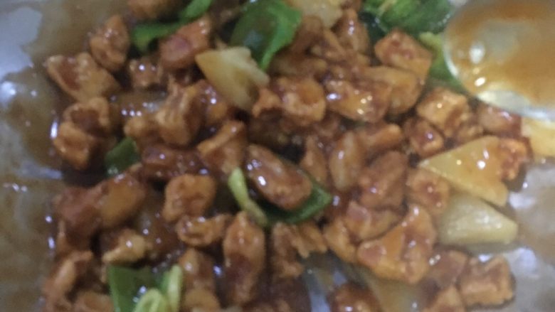 菠萝咕咾肉,把炸肉的油倒出后锅里沾的油就够！将调好的汁倒入锅里！汁粘稠了就倒入炸好的肉、切好的<a style='color:red;display:inline-block;' href='/shicai/ 61'>青椒</a>和少许<a style='color:red;display:inline-block;' href='/shicai/ 97173'>菠萝罐头</a>！炒匀即可！