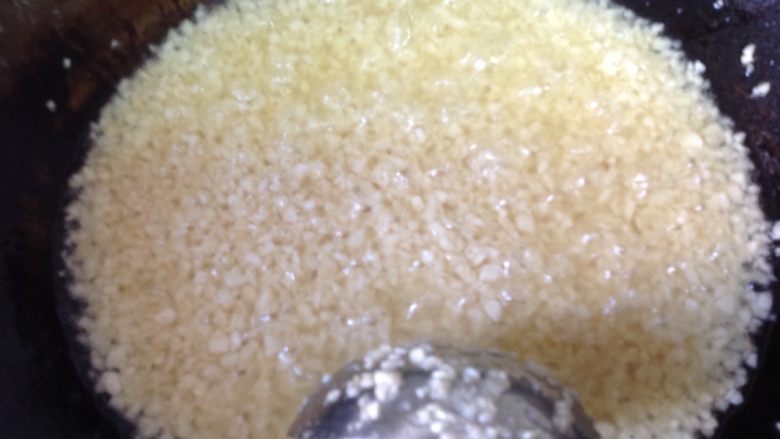 蒜蓉海蛎,小火熬煮开后放入第三份蒜蓉 改中火 翻炒几下 烧开后就可以出锅备用