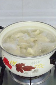 徐州过年头牌美食—猪肉饺子,锅中水开后放入饺子,大火煮开后两次冲入小半碗凉水,煮至饺子全部浮起即可。