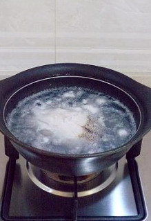创意西餐:让小朋友喜爱的烤鳕鱼饼 ,鳕鱼加姜片放入锅中加水煮熟,开锅后5分钟即可,或者用一根筷子能顺利的穿透鱼肉即可。