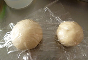 红豆元宝酥,混合油酥所有材料成团后,同样覆盖保鲜膜松弛15分钟。