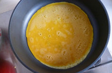 花样吃米饭~~~一口香芝麻小饭团,<a style='color:red;display:inline-block;' href='/shicai/ 9'>鸡蛋</a>加盐,料酒少许胡椒碎和少量食用油打散后用平底锅制成蛋皮后,切成条备用。