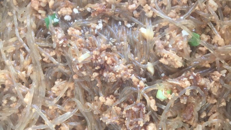 蚂蚁上树,炒好过后放葱花、香油出锅即可