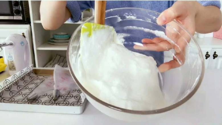 酸奶溶豆—婴幼儿配方奶粉和酸奶的组合,宝宝真爱哦!10M+
,把酸奶糊全部倒入剩下的蛋白霜碗中,快速翻拌均匀至光滑细腻无颗粒的状态。
》翻拌手法见视频,视频中的方式是最快的翻拌混合方式,如果操作到位,差不多10多下就可以混合均匀了。