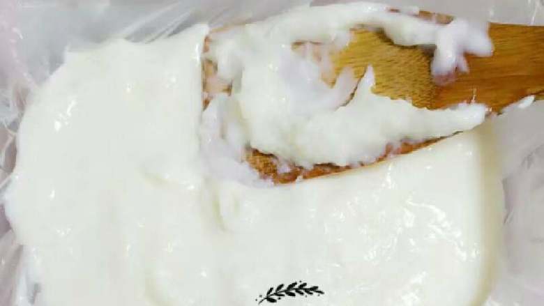 牛奶椰蓉,倒入盒中