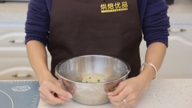 葱香苏打小饼,5.盖上保鲜膜,室温静置20~30分钟