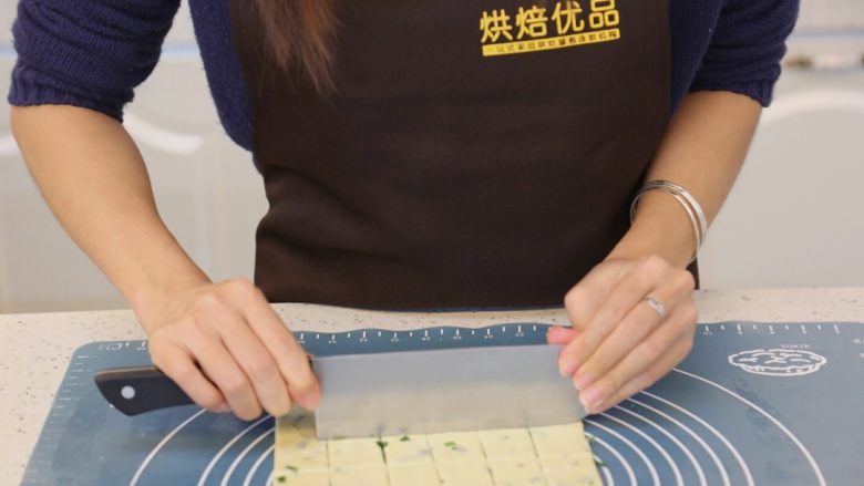 葱香苏打小饼,7.将面片整形好,切成喜欢的大小