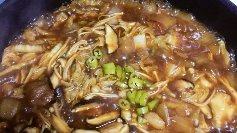 韩式辣酱乱炖,出锅之前放入小辣椒,盐
