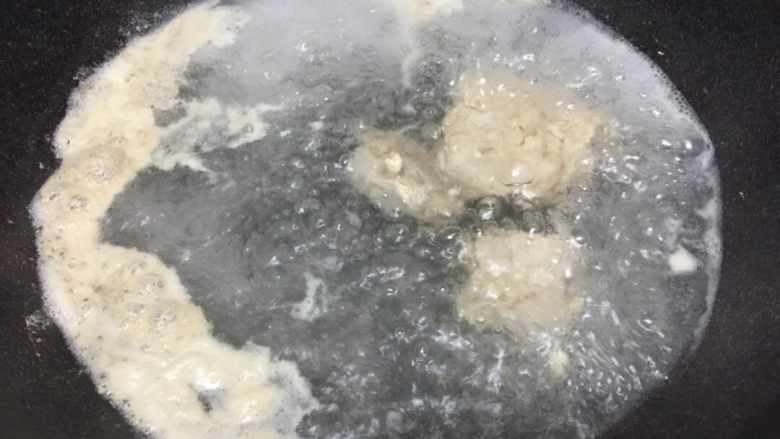 排骨爱上面片#面条变身计划#,排骨凉水洗干净放入锅里煮沸腾10分钟(炒去血水和沫子即可)